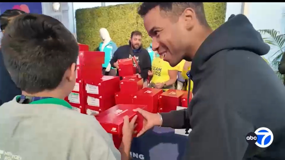 NYRR gift 400 pairs of shoes to NYC students ahead of TCS NYC Marathon
— WABC-TV Eyewitness News (ABC7 NY)