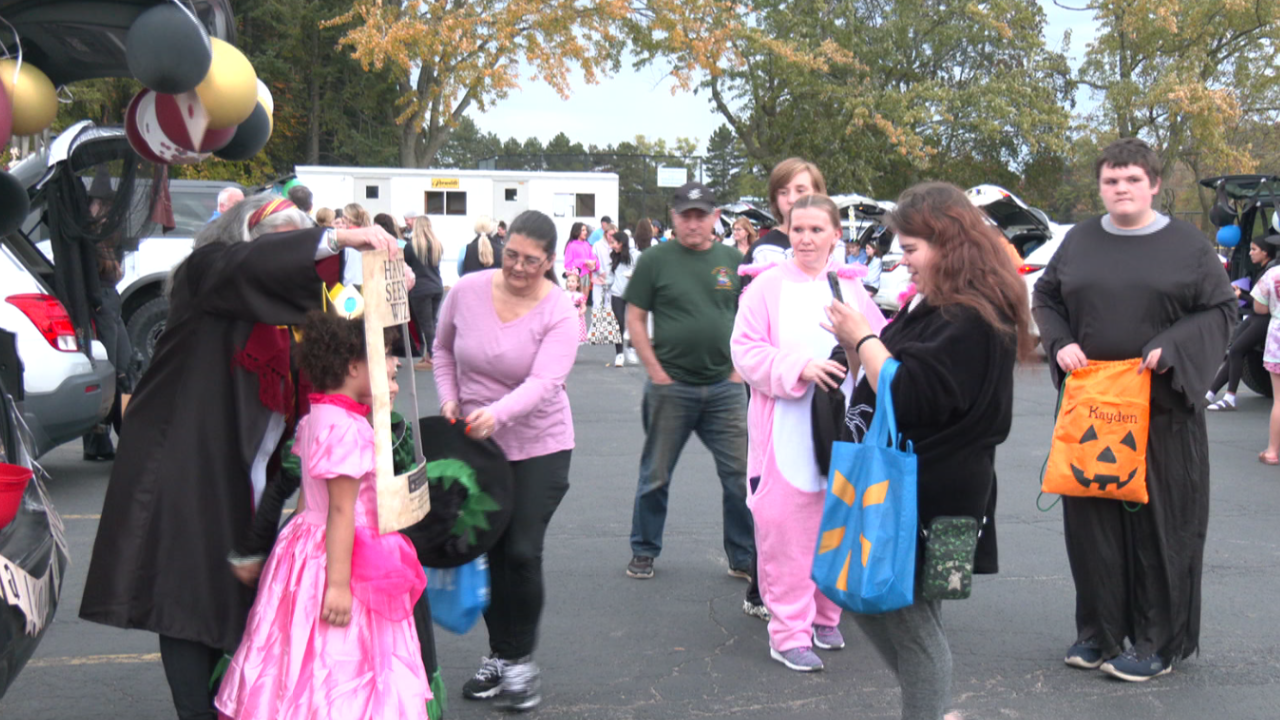Irondequoit and Rochester kids enjoy trunk or treating ahead of Halloween — WHEC News10NBC (Rochester)